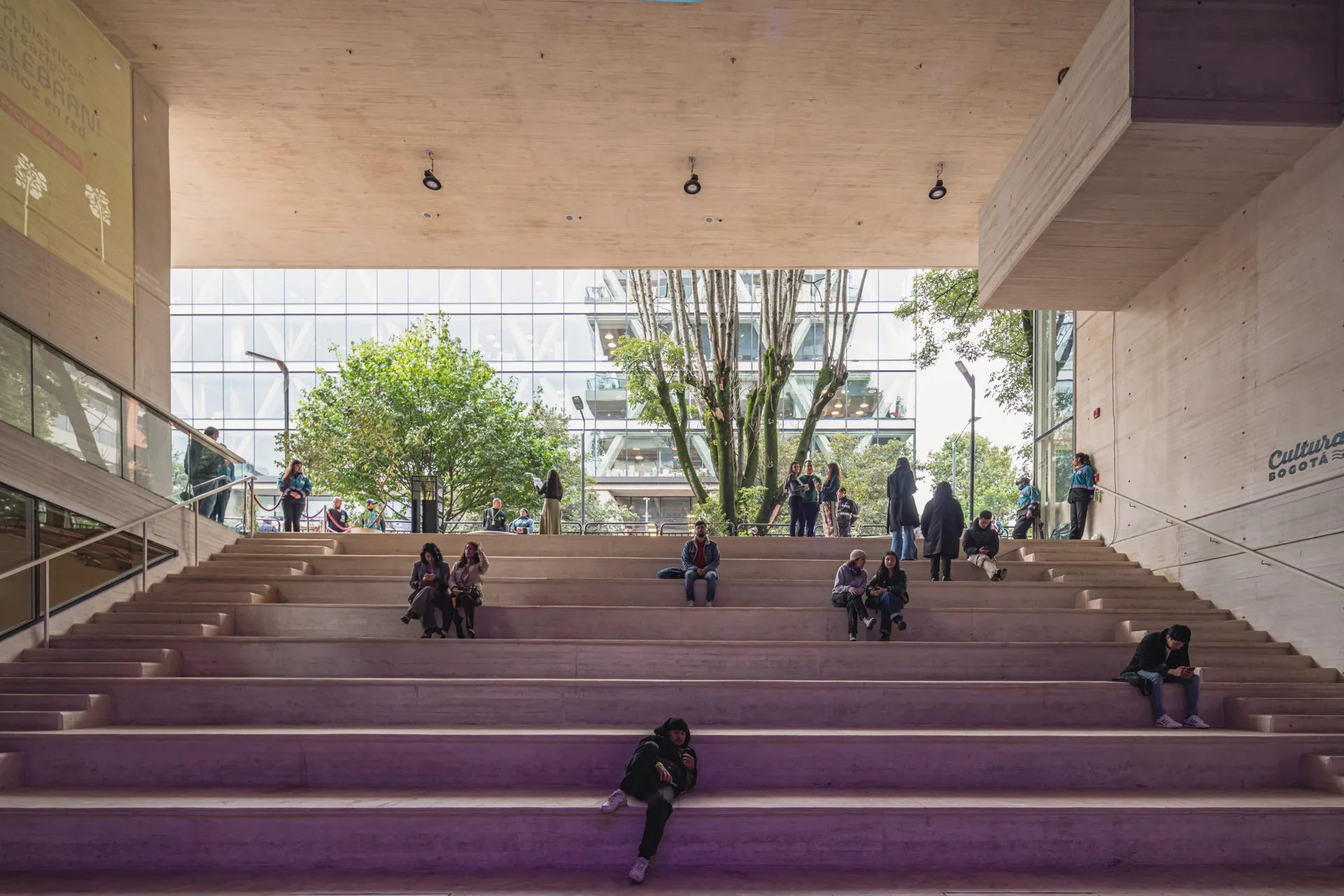 Jardín infantil y guardería con luz tamizada y acabados de Sitio Estudio.